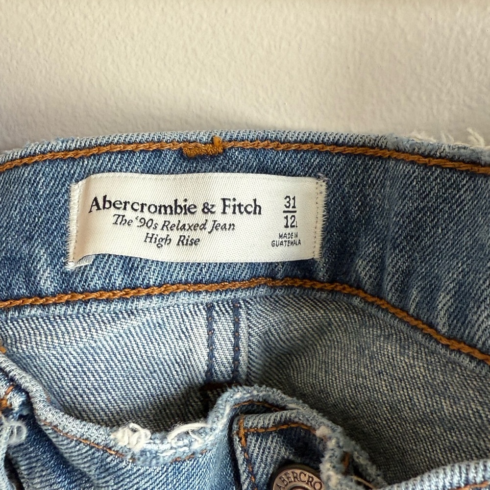 Abercrombie & Fitch 90’s Relaxed High Rise Jean - Picture 3 of 4